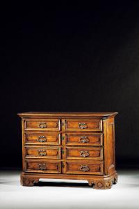 Small and rare Lombard chest of drawers in solid walnut with 4 drawers decorated with an elegant cartouche that is repeated on the side of the furniture. Lombardy, early 17th century. Measures cm. 101 x 54 h. 90